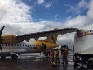 Manchester Havalimanı'nda kamyon, yolcu uçağına çarptı