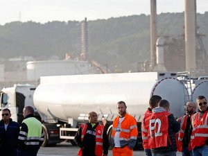 Fransa'da kamyoncuların Çalışma Yasası Reformu protestosu hayatı felç etti