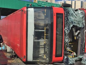 Bahçeşehir'de çift katlı otobüs devrildi