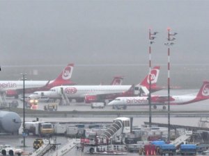 Tegel ve Schönefeld'de uçuşlar durdu