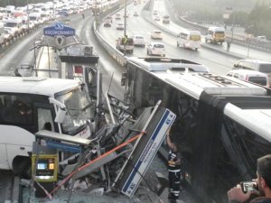 Küçükçekmece’de minibüs metrobüs durağına çarptı: 3 yaralı