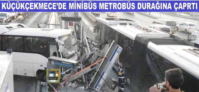Küçükçekmece’de minibüs metrobüs durağına çarptı: 3 yaralı