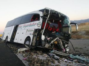 Yolcu otobüsü ile pancar yüklü tır çarpıştı: 1 ölü, 20 yaralı