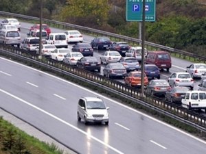 TEM'de araç takla attı, trafik durdu