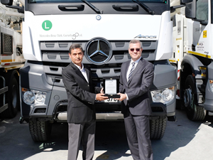 Mercedes-Benz Türk 125 adet Arocs inşaat aracını Denizli’ye teslim etti