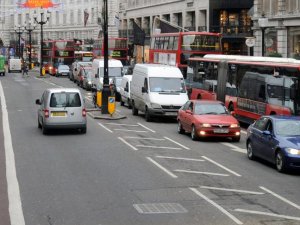 Londra’daki eski araçlardan 'trafik sıkışıklığı' ücreti alınacak