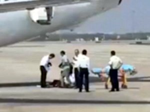 Çin'de hostes uçaktan düştü