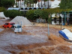Mersin'de dereler taştı, yağmur suları ev ve iş yerlerini bastı