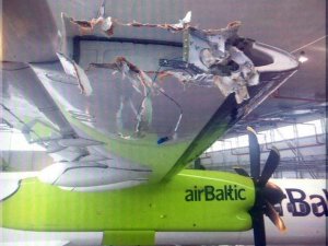 AirBaltic Havayolları'na ait uçağın kanadı ikiye bölündü
