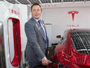 Elon Musk'a göre yapay zeka bir insan kadar iyi araba kullanıyor