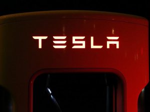 Tesla'nın ürettiği dünyanın en büyük lityum iyon pili tamamlandı