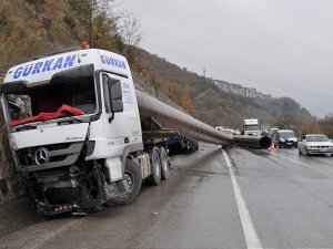 Karayoluna 25 tonluk borular devrildi