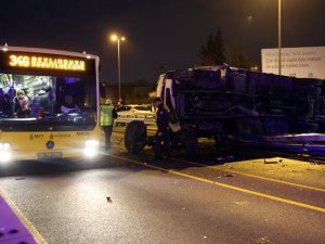 Metrobüs yoluna tır devrildi