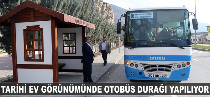 Tarihi ev görünümünde otobüs durağı
