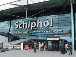 Hollanda'nın Schiphol Havalimanı'nda bıçaklı saldırgan vuruldu