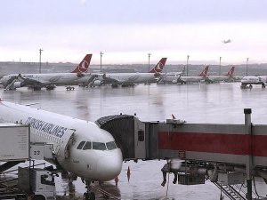 İstanbul'daki sağanak yağış, hava ulaşımını etkiledi