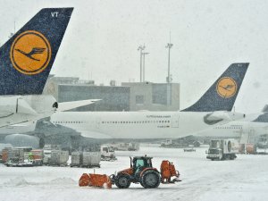 Frankfurt Havalimanı'nda 170 sefer kar nedeniyle iptal edildi