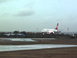 Atatürk Havalimanı'nda pist kuşlar nedeniyle kapatıldı