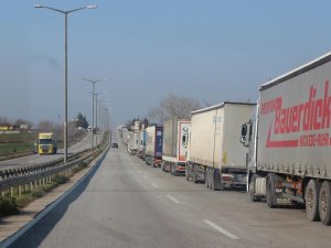 Bulgaristan'a açılan sınır kapılarında TIR kuyruğu oluştu
