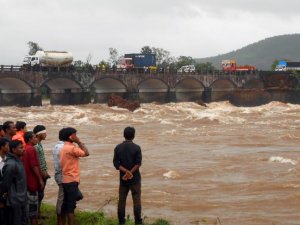 Hindistan'da otobüs nehre düştü: 32 ölü