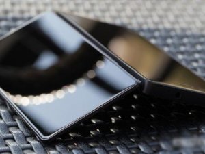 Samsung'dan çift ekranlı katlanabilir telefon
