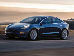 Tesla Model 3 ile Amerika'daki en hızlı yolculuk yapıldı