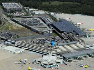 Köln Havalimanı'nda uçaklar iniş yapamıyor
