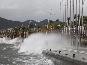 Poyraz, Marmara Denizi'nde ulaşımı etkiledi