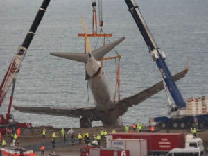 Pistten çıkan Pegasus uçağının enkazı bulunduğu yerden kaldırıldı