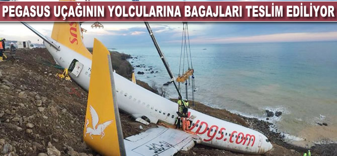 Pegasus uçağının yolcularına bagajları teslim ediliyor
