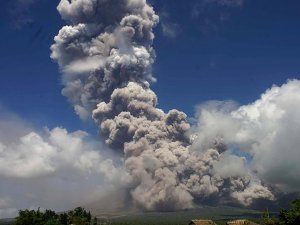 Filipinler'de Mayon Yanardağı patladı