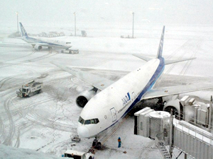 Japonya'da hava şartları nedeniyle 100'den fazla uçuş iptal edildi