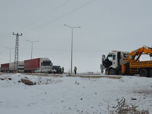 Devrilen tır nedeniyle Ağrı-İran karayolu bir süre ulaşıma kapandı