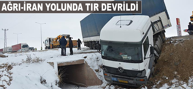 Devrilen tır nedeniyle Ağrı-İran karayolu bir süre ulaşıma kapandı