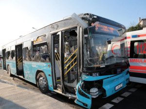 Üsküdar'da halk otobüsü durağa girdi: 3 ölü