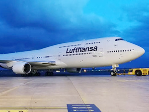 Lufthansa, yeni boyanan uçağını hangardan çıkardı