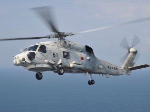 Japonya'da askeri helikopter, yerleşim alanına düştü