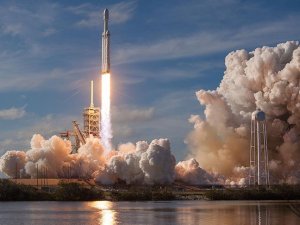 Dünyanın en güçlü roketi Falcon Heavy uzaya fırlatıldı