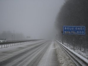 Bolu Dağı'nda kar yağışı ulaşımı etkiliyor