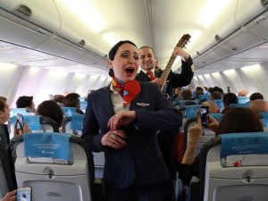 Corendon uçağında yolculara flashmob sürprizi yapıldı