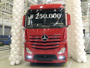 Mercedes-Benz’in Türkiye’de ürettiği 250 bininci kamyon banttan indi