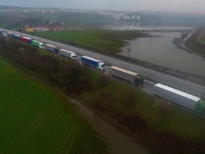 Sınırda 24 kilometrelik TIR kuyruğu oluştu