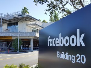 Facebook hisseleri son 5.5 yılın en sert günlük düşüşünü yaşıyor
