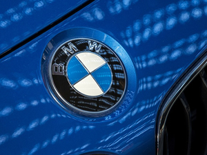 BMW, elektrikli otomobil üretimini erteledi