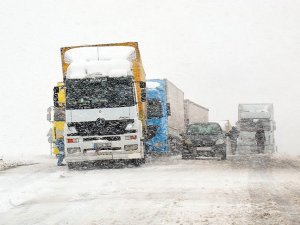 Nisan karı Tendürek'te ulaşımı aksattı