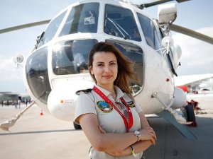 Kadın helikopter pilotu alevlere meydan okuyor