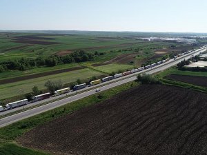 Avrupa'ya açılan sınır kapılarında TIR kuyruğu oluştu