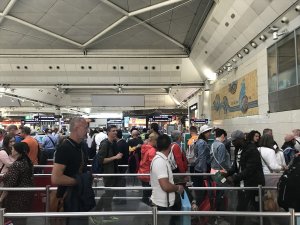 Atatürk Havalimanı'nda yolcu yoğunluğu yaşanıyor