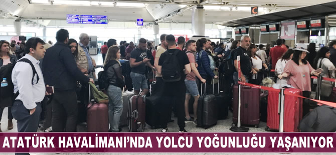 Atatürk Havalimanı'nda yolcu yoğunluğu yaşanıyor