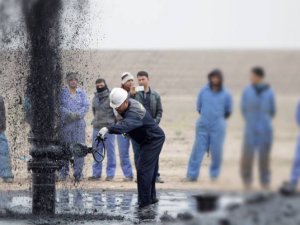 Petrol İran etkisiyle 75.63 dolardan güne başladı